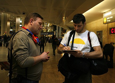 Теодорос Папалукас даёт автографы болельщикам ЦСКА в аэропорту (фото М. Сербин)