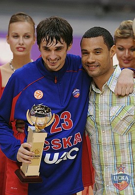 Aleksey Shved and Tradjan Langdon (photo Y. Kuzmin, cskabasket.com)