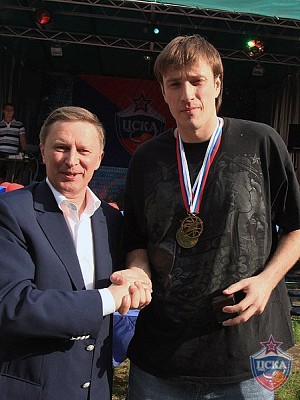 Сергей Иванов и Матьяж Смодиш (фото Ю. Кузьмин, cskabasket.com)