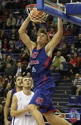 Andrey Kirilenko dunks the ball (photo M. Serbin, cskabasket.com)