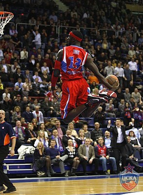 Pops Mensah-Bonsu dunks the ball (photo M. Serbin, cskabasket.com)