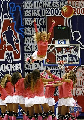 Irina Kaganer and CSKA dance team (photo M. Serbin, cskabasket.com)