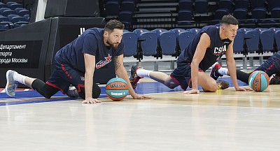 Nikita Kurbanov and Semen Antonov (photo: T. Makeeva, cskabasket.com)