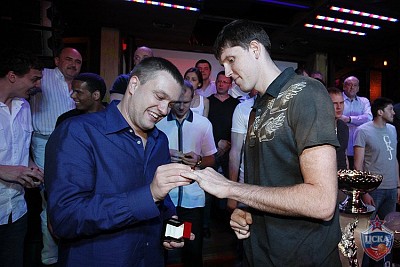 Андрей Ватутин и Виктор Хряпа (фото М. Сербин, cskabasket.com)