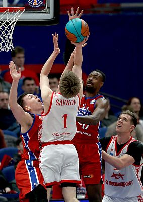 Ливио Жан-Шарль и Александр Чадов (фото: М. Сербин, cskabasket.com)