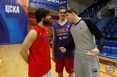 Milos Teodosic, Alexander Kaun and Victor Khryapa (photo: M. Serbin, cskabasket.com)