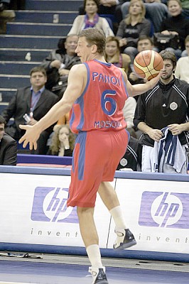 Сергей Панов достает уходящий в аут мяч (фото М. Сербин)