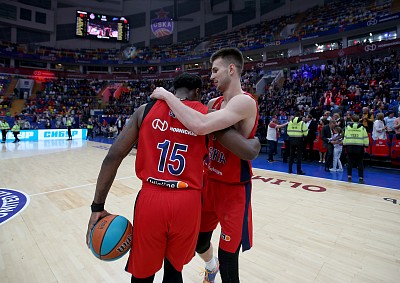 Девонтэй Кэйкок и Самсон Руженцев (фото: М. Сербин, cskabasket.com)