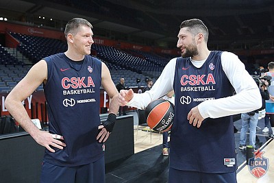 Victor Khryapa and Nikita Kurbanov (photo: M. Serbin, cskabasket.com)