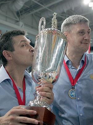 ЧЕ-2005. Чемпионский кубок в руках Евгения Пашутина (фото Т. Макеева)