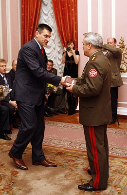 Николай Панков вручает медаль Евгению Пашутину (фото М. Сербин)