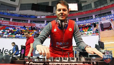 DJ Pasha Koreets (photo M. Serbin, cskabasket.com)