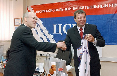 Andrew Messick presents jersey of Utah to Sergey Kushchenko (photo cskabasket.com)
