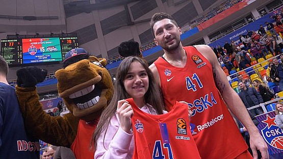 Evgenia Medvedeva visits CSKA game