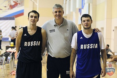 Андрей Мальцев с воспитанниками (фото: М. Сербин, cskabasket.com)