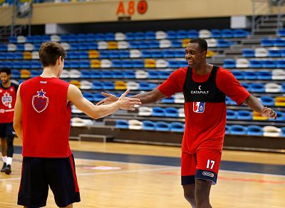Владимир Карпенко и Ливио Жан-Шарль (фото: М. Сербин, cskabasket.com)