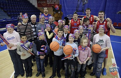 CSKA and children (photo M. Serbin, cskabasket.com)