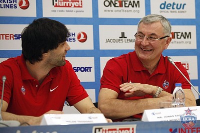 Милош Теодосич и Йонас Казлаускас (фото М. Сербин, cskabasket.com)