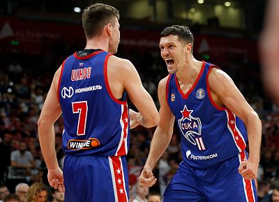 Иван Ухов и Семён Антонов (фото: М. Сербин, cskabasket.com)