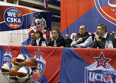 Yury Yurkov, Natalia Furaev, aAndrey Vatutin and Dusko Vujosevic (photo M. Serbin, cskabasket.com)