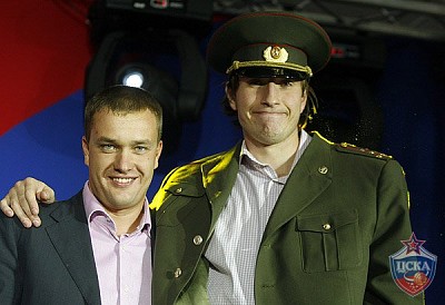 Андрей Ватутин и Матьяж Смодиш (фото М. Сербин, cskabasket.com)