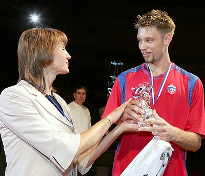 A. Ovchinnikova presents the prize of MVP of the tournament to D. Andersen(photo T.Makeeva)