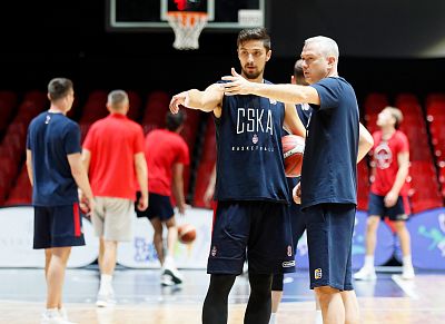 Антон Астапкович и Эмил Райкович (фото: М. Сербин, cskabasket.com)