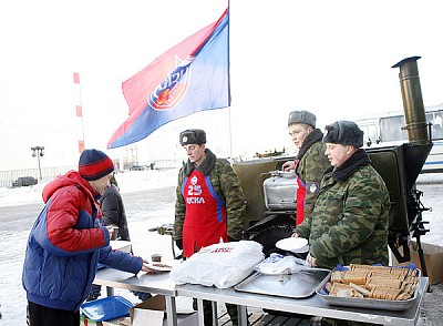 Военная кухня кормила болельщиков горячей кашей (фото Ю. Кузьмин)