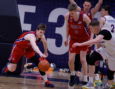 Ярослав Никонов и Артём Орешников (фото: Т. Макеева, cskabasket.com)