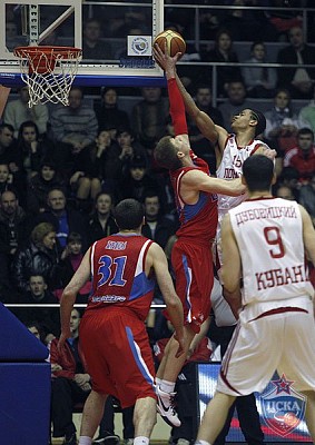 Andrey Vorontsevich blocks the shot (photo M. Serbin, cskabasket.com)