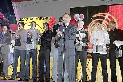 Сергей Иванов и молодежная сборная России (фото Т. Макеева)