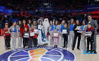 Новогодние подарки (фото: Т. Макеева, cskabasket.com)