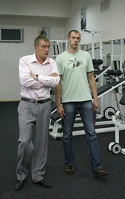 Андрей Ватутин и Рамунас Шишкаускас в тренажерном зале ПБК ЦСКА (фото М. Сербин)