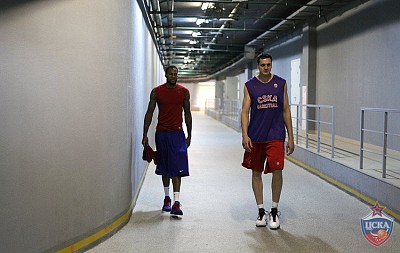 Сонни Уимс и Александр Каун (фото: М. Сербин, cskabasket.com)