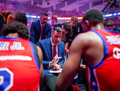 Андреас Пистиолис проводит тайм-аут (фото: М. Сербин, cskabasket.com)