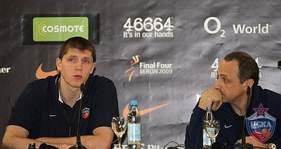 Viktor Khryapa and Ettore Messina (photo M. Serbin, cskabasket.com)