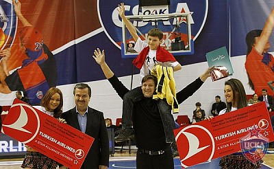 Победители конкурса от Turkish Airlines (фото Т. Макеева, cskabasket.com)