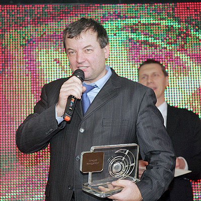 Сергей Кущенко с наградой за лучший клубный менеджмент (фото Т. Макеева)