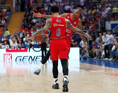Мело Тримбл и Амат М'Бай (фото: М. Сербин, cskabasket.com)