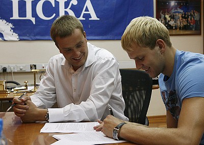 Антон Понкрашов подписывает контракт (фото cskabasket.com)