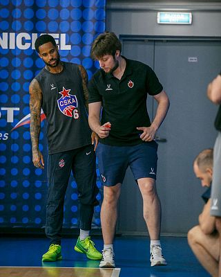 Мело Тримбл и Михаил Кривов (фото: М. Сербин, cskabasket.com)