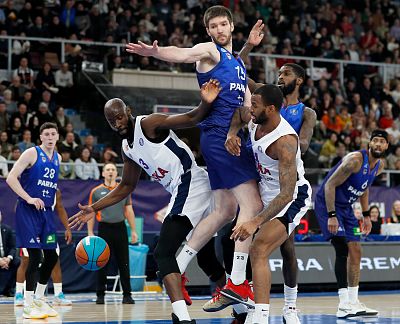 Амат М'Бай и Тони Джекири (фото: М. Сербин, cskabasket.com)