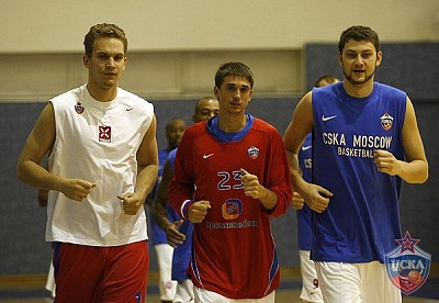 Anatoliy Kashirov, Alexey Shved and Artem Zabelin (photo M. Serbin, cskabasket.com)