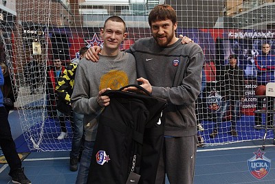 Победитель соревнований по трехочковым броскам и Евгений Воронов (фото М. Сербин, cskabasket.com)