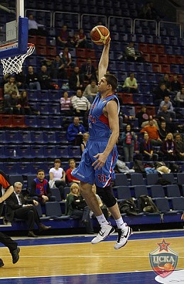 Viktor Khryapa dunks the ball (photo M. Serbin, cskabasket.com)