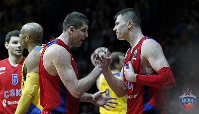 Victor Khryapa and Andrey Vorontsevich (photo: T. Makeeva, cskabasket.com)