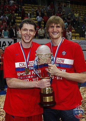 Виктор Хряпа и Андрей Кириленко (фото М. Сербин, cskabasket.com)