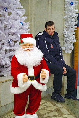 Теодорос Папалукас и Санта Клаус (фото cskabasket.com)
