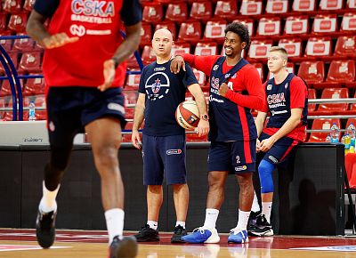 Марко Величкович и Каспер Уэйр (фото: М. Сербин, cskabasket.com)