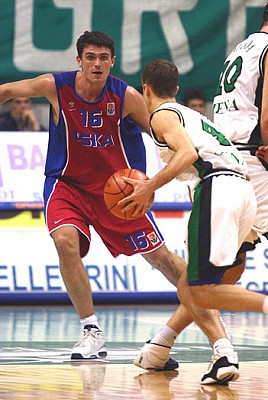 Turkcan vs Stefanov (photo cskabasket.com)